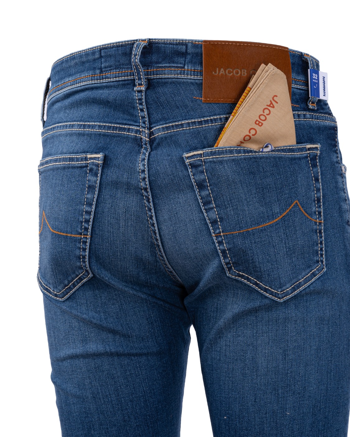 shop JACOB COHEN Saldi Jeans: Jacob Cohen jeans denim blu medio modello Nick, superstretch.
Bottoni logati con finitura smaltata.
Vita bassa.
Modello a cinque tasche con logo ricamato sul taschino.
Salpa logata in cavallino.
Patta interna ricamata con nome del pantalone e citazione del fondatore
Chiusura con bottoni.
Slim fit.
Composizione: 92% cotone 8% elastan.
Made in Italy.. NICK S3623-096D number 8398265
